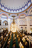 Innenaufnahme. Sehitlik Camii Moschee Gebetshalle, hier während des Freitagsgebets.