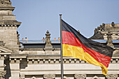 Deutschlandfahne auf dem Reichstagsgebäude, Berlin, Deutschland