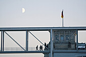 Fußgängerbrücke über die Spree, Reichstagsgebäude im Hintergrund, Berlin, Deutschland