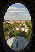 Blick durch ein Fenster auf Wassertürme unter Wolkenhimmel, Charlottenburg, Berlin, Deutschland, Europa