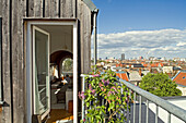 Blick von einem Balkon auf die Dächer von Berlin, Kreuzberg, Berlin, Deutschland, Europa