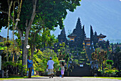 Menschen auf einer Strasse, im Hintergrund Besakih, der balinesische Muttertempel, Bali, Indonesien, Asien