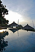 Der menschenleere Infinity Pool im Amankila Resort am Morgen, Candi Dasa, Ost Bali, Indonesien, Asien