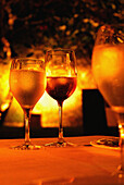 Weingläser im italienischen Restaurant im Amanusa Resort, Nusa Dua, Süd Bali, Indonesien, Asien