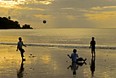 Kinder spielen abends am Strand, Jimbaran, Bali, Indonesien, Asien