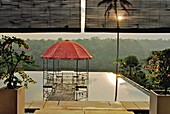 Wasserbecken mit Pavillon auf dem Dach eines Restaurants, Kupu Kupu Barong Resort, Ubud, Indonesien, Asien
