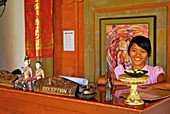 Lächelnde Frau an der Rezeption des Suly Hotel, Mas, Bali, Indonesien, Asien