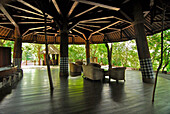Menschenleere Terrasse des Menjangan Djungle & Beach Resort, West Bali, Indonesien, Asien