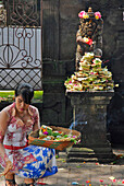 Woman bringing oblations to a temple, Ubud, Bali, Indonesia, Asia