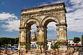 Triumphbogen des Germanicus mit Kathedrale St. Pierre, Jakobsweg, Chemins de St. Jacques, Via Turonensis, Saintes, Dept. Charente-Maritime, Region Poitou-Charente, Frankreich, Europa