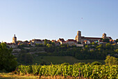 Vézelay mit Basilika Sainte Madeleine, Abendstimmung, Jakobsweg, Chemins de Saint Jacques, Via Lemovicensis, Vézélay, Dept. Yonne, Region Burgund, Frankreich, Europa