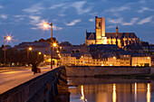 Abends in der Altstadt  mit Cathédrale Saint Cyr et Sainte Julitte im Hintergrund, Brücke über Loire Fluß, Jakobsweg, Chemins de Saint Jacques, Via Lemovicensis, Nevers, Dept. Nièvre, Region Burgund, Frankreich, Europa