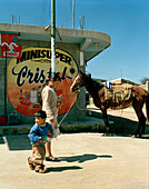 Menschen und ein Pferd vor einem kleinen Geschäft im Dorf Santiago Zautla, Provinz Puebla, Mexico, Amerika
