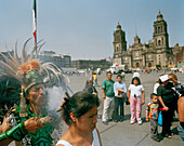 Mann im Aztekenkostüm bei Aufführung für Touristen auf dem Zocalo vor der Kathedrale, Mexico City, Mexiko, Amerika