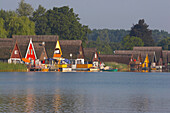 Müritz-Havel-Wasserstraße, Mecklenburgische Seenplatte, Ferienhäuser am  Mirower See, Mecklenburg-Vorpommern, Deutschland, Europa