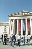 Fahrradfahrer vor der Glyptothek, Königsplatz, München, Bayern, Deutschland