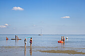 Leute am Nordseestrand, Wyk, Föhr, Nordfriesland, Schleswig-Holstein, Deutschland