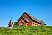 Kirche auf der Kirchwarft, Hallig Langeneß, Nordfriesland, Schleswig-Holstein, Deutschland