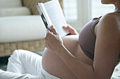 Schwangere Frau liest ein Buch