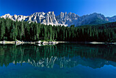 Blick auf den Karer See und Gebirge unter blauem Himmel, Dolomiten, Südtirol, Italien, Europa