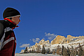 Ein Junge und verschneite Berge unter blauem Himmel, Dolomiten, Südtirol, Italien, Europa