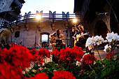 Zwei Musiker spielen im Innenhof von Schloss Runkelstein Gitarre, Bozen, Südtirol, Italien, Europa