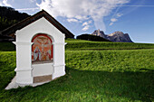 Bildstock auf einer Wiese unter blauem Himmel, Schlern, Südtirol, Italien, Europa