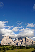 Almwiese und Berge unter Wolkenhimmel, Seiser Alm, Eisacktal, Südtirol, Italien, Europa