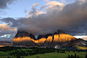 Berglandschaft bei Sonnenuntergang unter Wolkenhimmel, Dolomiten, Südtirol, Italien, Europa