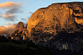 Bergmassiv bei Sonnenuntergang, Dolomiten, Südtirol, Italien, Europa