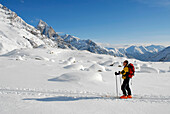 Langläufer in einer Winterlandschaft unter blauem Himmel, Pflerschertal, Südtirol, Italien, Europa