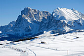 Winterlandschaft und Berge unter blauem Himmel, Seiser Alm, Eisacktal, Südtirol, Italien, Europa