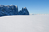 Berge und Winterlandschaft unter blauem Himmel, Schlern, Dolomiten, Südtirol, Italien, Europa