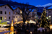Menschen auf dem Weihnachtsmarkt am Abend, Glurns, Vinschgau, Südtirol, Italien, Europa