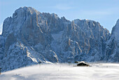 Skilift und Almhütte vor Bergen im Sonnenlicht, Seiser Alm, Südtirol, Italien, Europa