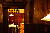 Blick durch eine Tür in das Restaurant am Abend, Gasthaus zur Rose, Kurtatsch, Südtirol, Italien, Europa