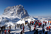 Skifahrer auf der Skipiste, Berglandschaft in Winter, Sella Ronda, Gherdeina, Gröden, Grödnertal, Südtirol, Italien