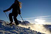 Skifahrerin auf der Skipiste, Berglandschaft in Winter, Seiser Alm, Langkofelgruppe, Südtirol, Italien