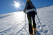 Frau geht auf eine Skitour, Skitourengeherin, Tourenskifahrerin, Aufstieg, Südtirol, Italien