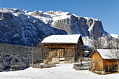 Bauernhaus und Heustadel in Winterlandschaft mit Puezgruppe, Abtei, Val Badia, Ladinische Täler, Gadertal, Südtirol, Italien