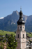 Kastelruth with the parish church of St Peter and Paul, Kastelruth, Castelrotto, Schlern, South Tyrol, Italy