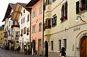 Wohnhäuser und Geschäfte in Kaltern an der Weinstrasse, Dorf Gasse, Bozen, Südtirol, Italien