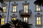 Blick auf die beleuchteten Fenster eines historischen Hauses, Südtirol, Italien, Europa