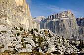 Berge, Felswände und Felsen im Sonnenlicht, Dolomiten, Südtirol, Italien, Europa