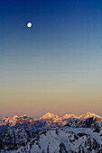 Schneebedeckte Bergkette im Morgenrot, Vinschgau, Südtirol, Italien, Europa