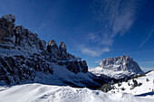 Schneebedeckte Berge unter blauem Himmel, Dolomiten, Südtirol, Italien, Europa