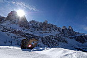Skulptur im Schnee vor Bergen, Dolomiten, Südtirol, Italien, Europa