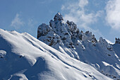 Schneebedeckte Berge im Sonnenlicht, Dolomiten, Südtirol, Italien, Europa