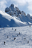 Skifahrer auf einer Skipiste im Sonnenlicht, Seiser Alm, Dolomiten, Südtirol, Italien, Europa