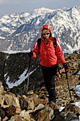 Junge Frau wandert über eine Geröllhalde, Schnalstal, Vinschgau, Südtirol, Italien, Europa